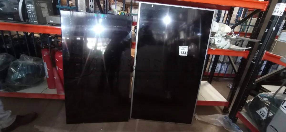 LOTE 123 - 01 TV 55’’ MARCA SAMSUNG  01 TV 60’’MARCA LG PARA RETIRADA DE PEÇAS. (NO ESTADO) ATENÇÃO! FAZER A VISITAÇÃO ANTES DE ARREMATAR, NÃO SABEMOS SE FUNCIONA, LEILÃO NÃO TEM GARANTIA E NEM DEVOLUÇÃO, SUJEITO A POSSÍVEIS AVARIAS VISÍVEIS/OCULTAS E/OU AUSÊNCIA DE COMPONENTES.