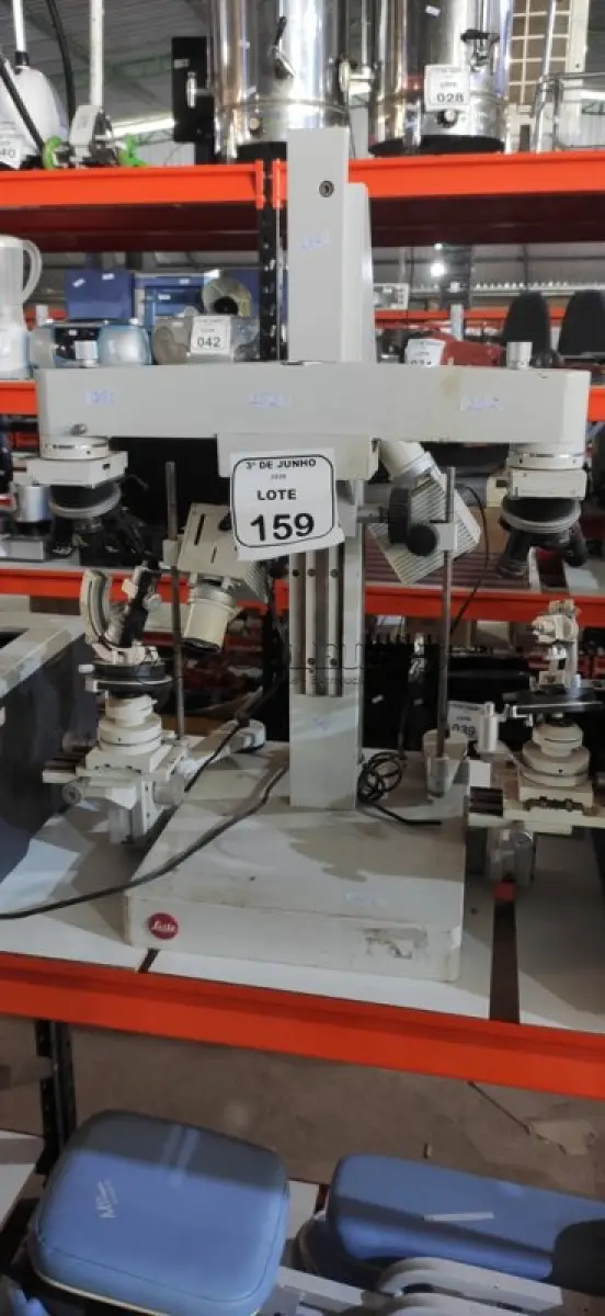 LOTE 159 - 01 MICROSCÓPIO FORENSE MARCA LEITZ. (NO ESTADO) ATENÇÃO! FAZER A VISITAÇÃO ANTES DE ARREMATAR, NÃO SABEMOS SE FUNCIONA, LEILÃO NÃO TEM GARANTIA E NEM DEVOLUÇÃO, SUJEITO A POSSÍVEIS AVARIAS VISÍVEIS/OCULTAS E/OU AUSÊNCIA DE COMPONENTES.