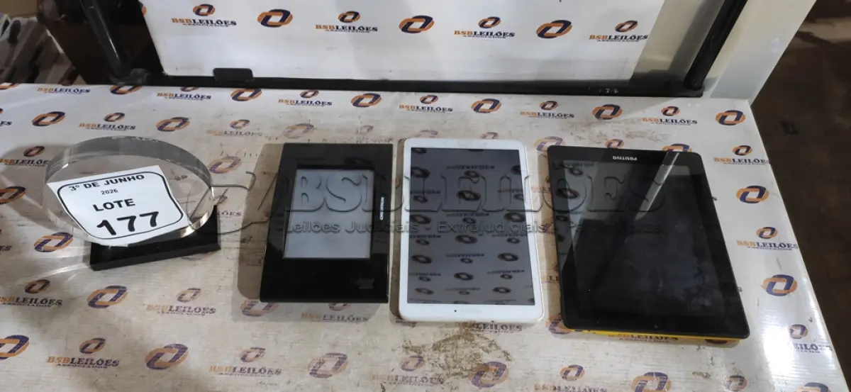 LOTE 177 - 01 PORTA RETRATO DIGITAL E 02 TABLETS MARCA POSITIVO E SAMSUNG. (NO ESTADO) ATENÇÃO! FAZER A VISITAÇÃO ANTES DE ARREMATAR, NÃO SABEMOS SE FUNCIONA, LEILÃO NÃO TEM GARANTIA E NEM DEVOLUÇÃO, SUJEITO A POSSÍVEIS AVARIAS VISÍVEIS/OCULTAS E/OU AUSÊNCIA DE COMPONENTES.