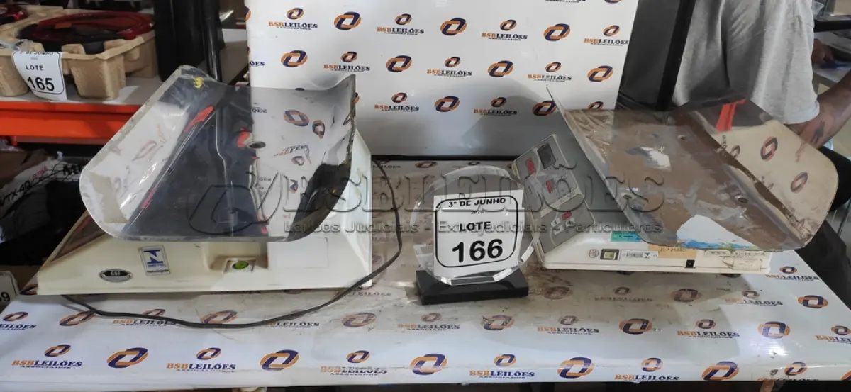 LOTE 166 - 02 BALANÇAS PEDIÁTRICAS. (NO ESTADO) ATENÇÃO! FAZER A VISITAÇÃO ANTES DE ARREMATAR, NÃO SABEMOS SE FUNCIONA, LEILÃO NÃO TEM GARANTIA E NEM DEVOLUÇÃO, SUJEITO A POSSÍVEIS AVARIAS VISÍVEIS/OCULTAS E/OU AUSÊNCIA DE COMPONENTES.