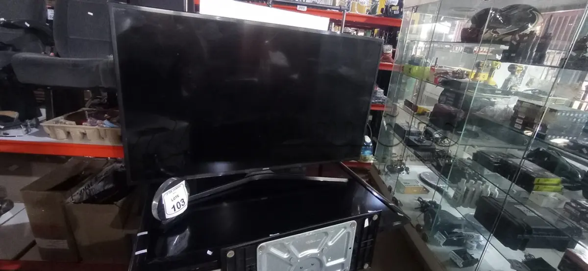 LOTE 103 - 01 TV 47’’ MARCA SAMSUNG E 01 TV 42’’ MARCA LG PARA RETIRADA DE PEÇAS. (NO ESTADO) ATENÇÃO! FAZER A VISITAÇÃO ANTES DE ARREMATAR, NÃO SABEMOS SE FUNCIONA, LEILÃO NÃO TEM GARANTIA E NEM DEVOLUÇÃO, SUJEITO A POSSÍVEIS AVARIAS VISÍVEIS/OCULTAS E/OU AUSÊNCIA DE COMPONENTES.