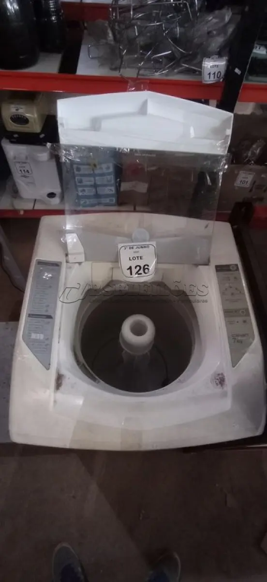 LOTE 126 - 01 MÁQUINA DE LAVAR 220V 7KG MARCA BRASTEMP. (NO ESTADO) ATENÇÃO! FAZER A VISITAÇÃO ANTES DE ARREMATAR, NÃO SABEMOS SE FUNCIONA, LEILÃO NÃO TEM GARANTIA E NEM DEVOLUÇÃO, SUJEITO A POSSÍVEIS AVARIAS VISÍVEIS/OCULTAS E/OU AUSÊNCIA DE COMPONENTES.