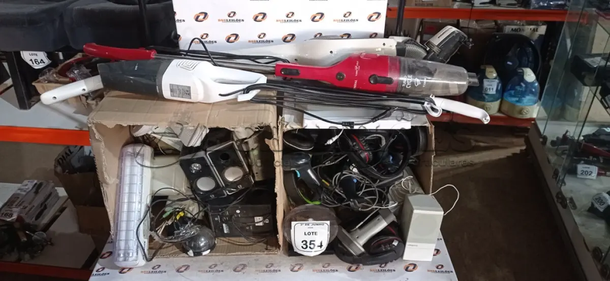 LOTE 354 - 03 ASPIRADORES DE PÓ E VÁRIAS CAIXAS DE SOM PARAPC, HEADPHONES, LUMINÁRIAS E ELETRÔNICOS DIVERSOS. (NO ESTADO) ATENÇÃO! FAZER A VISITAÇÃO ANTES DE ARREMATAR, NÃO SABEMOS SE FUNCIONA, LEILÃO NÃO TEM GARANTIA E NEM DEVOLUÇÃO, SUJEITO A POSSÍVEIS AVARIAS VISÍVEIS/OCULTAS E/OU AUSÊNCIA DE COMPONENTES.