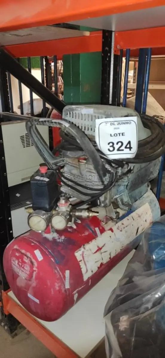 LOTE 324 - 01 COMPRESSOR DE AR MARCA MOTOMIL. (NO ESTADO) ATENÇÃO! FAZER A VISITAÇÃO ANTES DE ARREMATAR, NÃO SABEMOS SE FUNCIONA, LEILÃO NÃO TEM GARANTIA E NEM DEVOLUÇÃO, SUJEITO A POSSÍVEIS AVARIAS VISÍVEIS/OCULTAS E/OU AUSÊNCIA DE COMPONENTES.