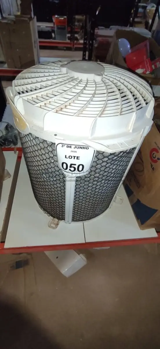 LOTE 050 - 01 CONDENSADORA MODELO 38KCH12C5 12.000BTU/H MARCA CARRIER. (NO ESTADO) ATENÇÃO! FAZER A VISITAÇÃO ANTES DE ARREMATAR, NÃO SABEMOS SE FUNCIONA, LEILÃO NÃO TEM GARANTIA E NEM DEVOLUÇÃO, SUJEITO A POSSÍVEIS AVARIAS VISÍVEIS/OCULTAS E/OU AUSÊNCIA DE COMPONENTES.