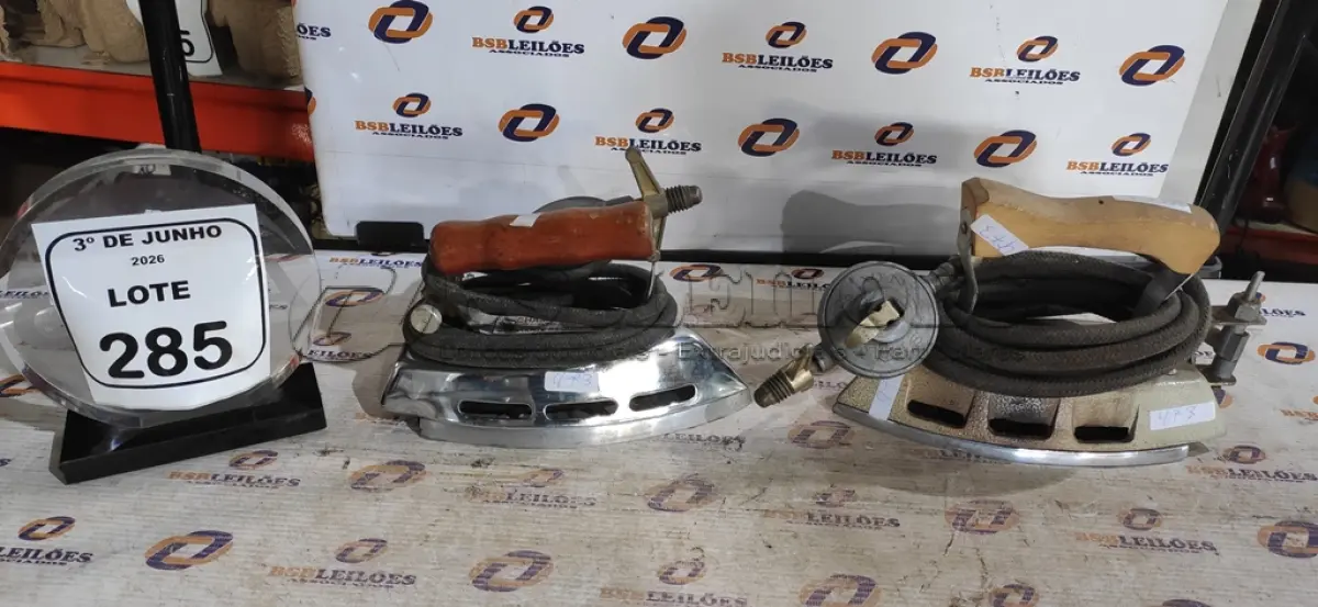 LOTE 285 - 02 FERROS DE PASSAR A GÁS MARCA CHAMA FORTE. (NO ESTADO) ATENÇÃO! FAZER A VISITAÇÃO ANTES DE ARREMATAR, NÃO SABEMOS SE FUNCIONA, LEILÃO NÃO TEM GARANTIA E NEM DEVOLUÇÃO, SUJEITO A POSSÍVEIS AVARIAS VISÍVEIS/OCULTAS E/OU AUSÊNCIA DE COMPONENTES.