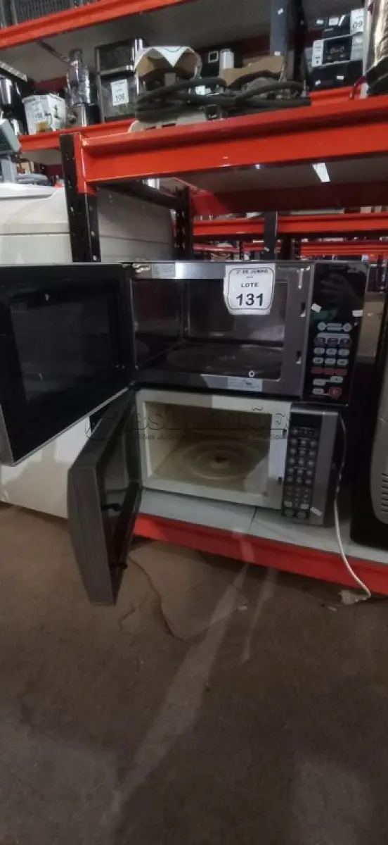 LOTE 131 - 02 MICRO-ONDAS MARCAS ELECTROLUX E BRASTEMP. (NO ESTADO) ATENÇÃO! FAZER A VISITAÇÃO ANTES DE ARREMATAR, NÃO SABEMOS SE FUNCIONA, LEILÃO NÃO TEM GARANTIA E NEM DEVOLUÇÃO, SUJEITO A POSSÍVEIS AVARIAS VISÍVEIS/OCULTAS E/OU AUSÊNCIA DE COMPONENTES.