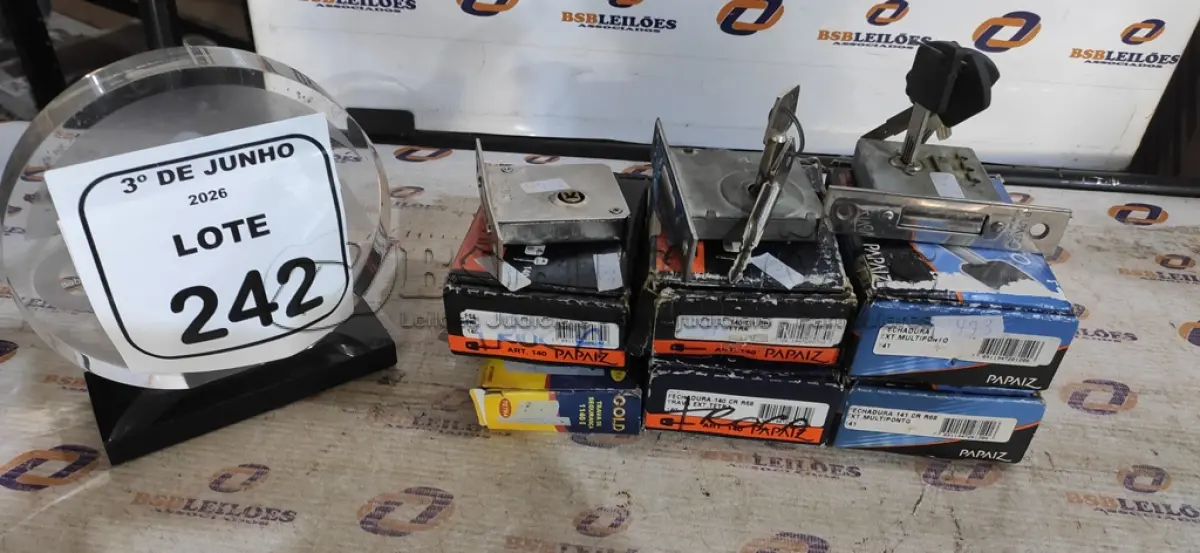 LOTE 242 - 09 FECHADURAS DE MARCAS E MODELOS DIVERSOS. (NO ESTADO) ATENÇÃO! FAZER A VISITAÇÃO ANTES DE ARREMATAR, NÃO SABEMOS SE FUNCIONA, LEILÃO NÃO TEM GARANTIA E NEM DEVOLUÇÃO, SUJEITO A POSSÍVEIS AVARIAS VISÍVEIS/OCULTAS E/OU AUSÊNCIA DE COMPONENTES.