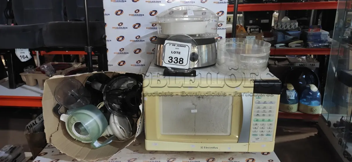 LOTE 338 - 01 MICRO-ONDAS MARCA ELECTROLUX, 01 PANELA ELÉTRICA A VAPOR MARCA SEVERIN E 03 ESPREMEDORES DE FRUTA DE MARCAS E MODELOS DIVERSOS. (NO ESTADO) ATENÇÃO! FAZER A VISITAÇÃO ANTES DE ARREMATAR, NÃO SABEMOS SE FUNCIONA, LEILÃO NÃO TEM GARANTIA E NEM DEVOLUÇÃO, SUJEITO A POSSÍVEIS AVARIAS VISÍVEIS/OCULTAS E/OU AUSÊNCIA DE COMPONENTES.