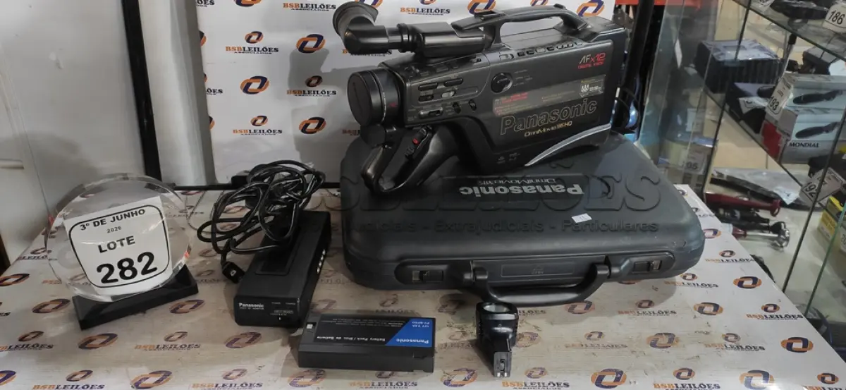 LOTE 282 - 01 FILMADORA MODELO OMNIMOVIE VHS COM MALETA E ACESSÓRIOS MARCA PANASONIC. (NO ESTADO) ATENÇÃO! FAZER A VISITAÇÃO ANTES DE ARREMATAR, NÃO SABEMOS SE FUNCIONA, LEILÃO NÃO TEM GARANTIA E NEM DEVOLUÇÃO, SUJEITO A POSSÍVEIS AVARIAS VISÍVEIS/OCULTAS E/OU AUSÊNCIA DE COMPONENTES.