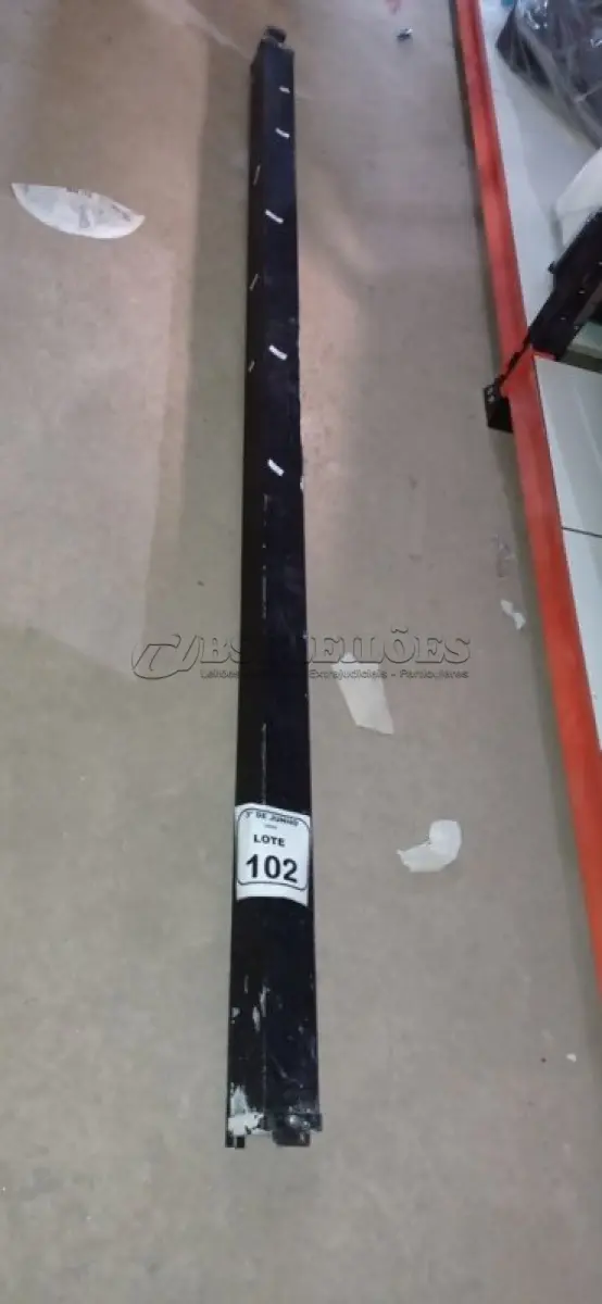 LOTE 102 - 01 TELA DE PROJEÇÃO RETRÁTIL. (NO ESTADO) ATENÇÃO! FAZER A VISITAÇÃO ANTES DE ARREMATAR, NÃO SABEMOS SE FUNCIONA, LEILÃO NÃO TEM GARANTIA E NEM DEVOLUÇÃO, SUJEITO A POSSÍVEIS AVARIAS VISÍVEIS/OCULTAS E/OU AUSÊNCIA DE COMPONENTES.