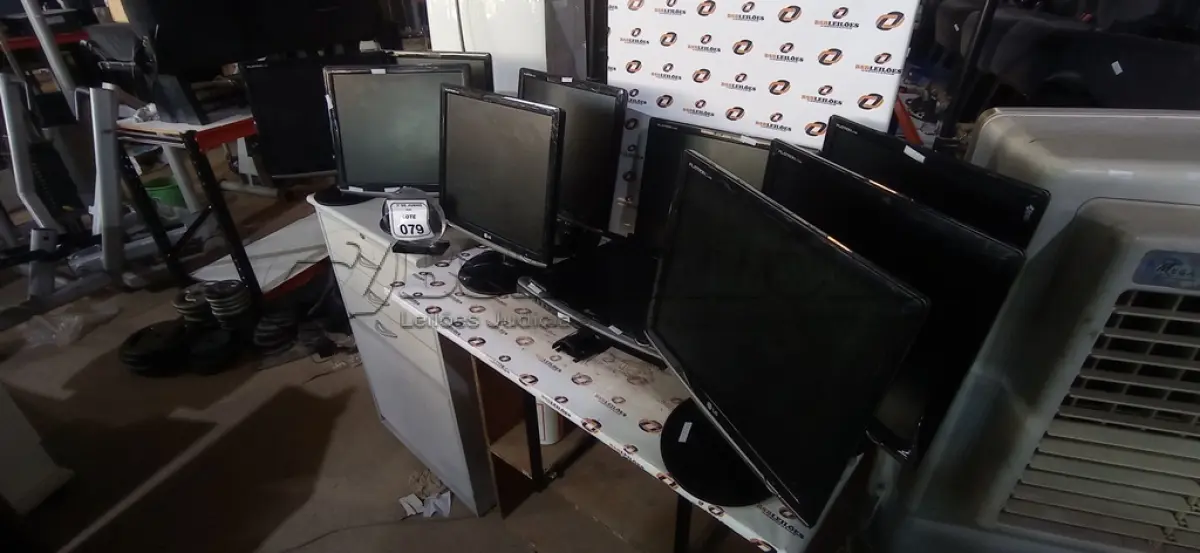LOTE 079 - 10 MONITORES DE MARCAS E MODELOS DIVERSOS. (NO ESTADO) ATENÇÃO! FAZER A VISITAÇÃO ANTES DE ARREMATAR, NÃO SABEMOS SE FUNCIONA, LEILÃO NÃO TEM GARANTIA E NEM DEVOLUÇÃO, SUJEITO A POSSÍVEIS AVARIAS VISÍVEIS/OCULTAS E/OU AUSÊNCIA DE COMPONENTES.