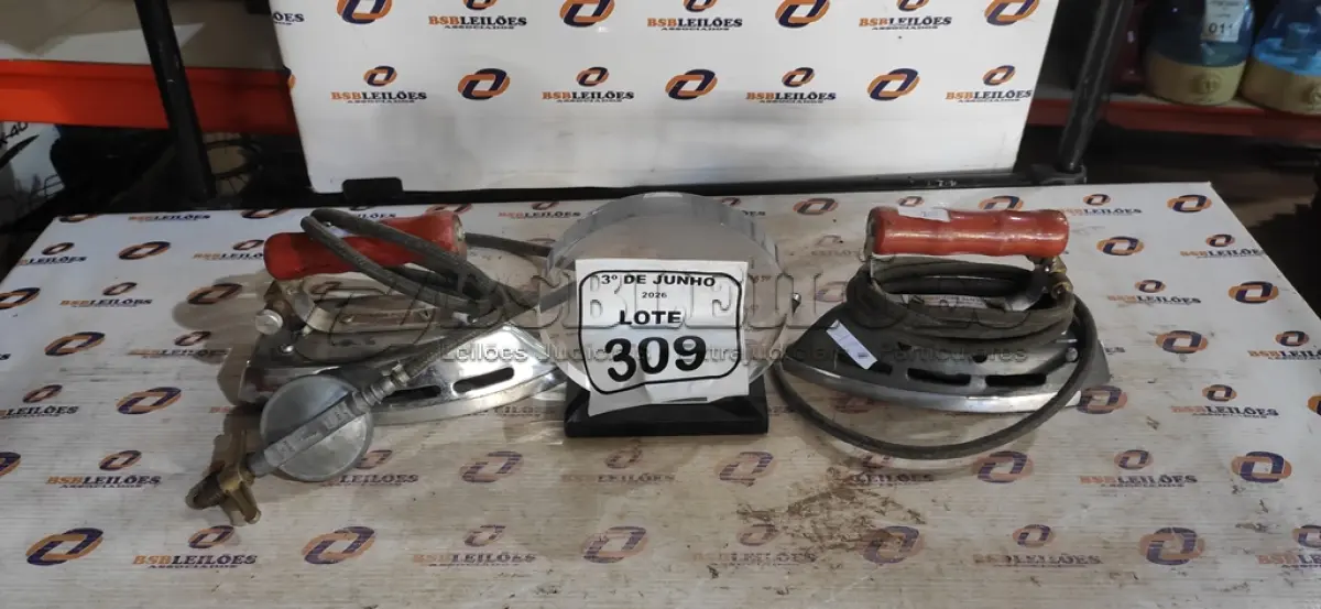 LOTE 309 - 02 FERROS DE PASSAR A GÁS. (NO ESTADO) ATENÇÃO! FAZER A VISITAÇÃO ANTES DE ARREMATAR, NÃO SABEMOS SE FUNCIONA, LEILÃO NÃO TEM GARANTIA E NEM DEVOLUÇÃO, SUJEITO A POSSÍVEIS AVARIAS VISÍVEIS/OCULTAS E/OU AUSÊNCIA DE COMPONENTES.
