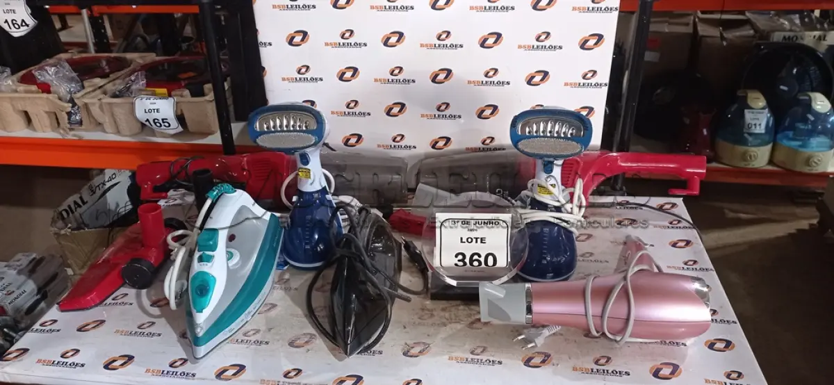 LOTE 360 - 02 ASPIRADORES DE PÓ, 02 VAPORIZADORES DE ROUPA, 02 FERROS DE PASSAR E 01 SECADOR DE CABELO. (NO ESTADO) ATENÇÃO! FAZER A VISITAÇÃO ANTES DE ARREMATAR, NÃO SABEMOS SE FUNCIONA, LEILÃO NÃO TEM GARANTIA E NEM DEVOLUÇÃO, SUJEITO A POSSÍVEIS AVARIAS VISÍVEIS/OCULTAS E/OU AUSÊNCIA DE COMPONENTES.