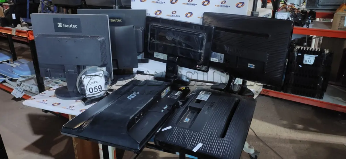 LOTE 059 - 07 MONITORES DE MARCAS E MODELOS DIVERSOS. (NO ESTADO) ATENÇÃO! FAZER A VISITAÇÃO ANTES DE ARREMATAR, NÃO SABEMOS SE FUNCIONA, LEILÃO NÃO TEM GARANTIA E NEM DEVOLUÇÃO, SUJEITO A POSSÍVEIS AVARIAS VISÍVEIS/OCULTAS E/OU AUSÊNCIA DE COMPONENTES.