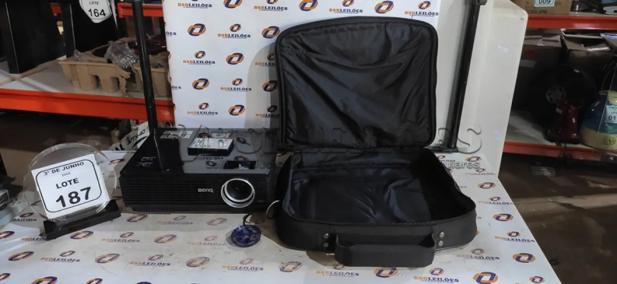LOTE 187 - 01 PROJETOR COM CABOS E BOLSA MARCA BENQ. (NO ESTADO) ATENÇÃO! FAZER A VISITAÇÃO ANTES DE ARREMATAR, NÃO SABEMOS SE FUNCIONA, LEILÃO NÃO TEM GARANTIA E NEM DEVOLUÇÃO, SUJEITO A POSSÍVEIS AVARIAS VISÍVEIS/OCULTAS E/OU AUSÊNCIA DE COMPONENTES.