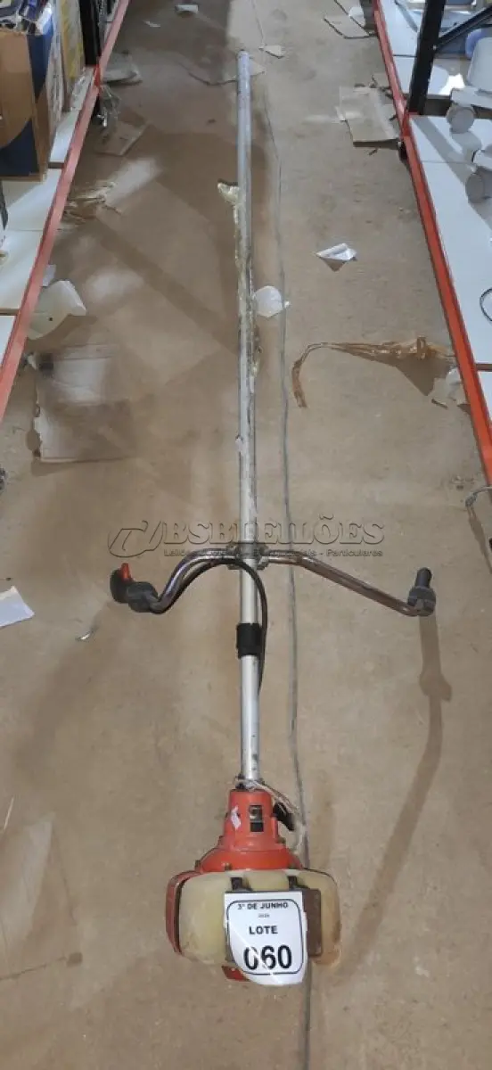 LOTE 060 - 01 ROÇADEIRA MODELO 143R-II MARCA HUSQVARNA INCOMPLETA. (NO ESTADO) ATENÇÃO! FAZER A VISITAÇÃO ANTES DE ARREMATAR, NÃO SABEMOS SE FUNCIONA, LEILÃO NÃO TEM GARANTIA E NEM DEVOLUÇÃO, SUJEITO A POSSÍVEIS AVARIAS VISÍVEIS/OCULTAS E/OU AUSÊNCIA DE COMPONENTES.
