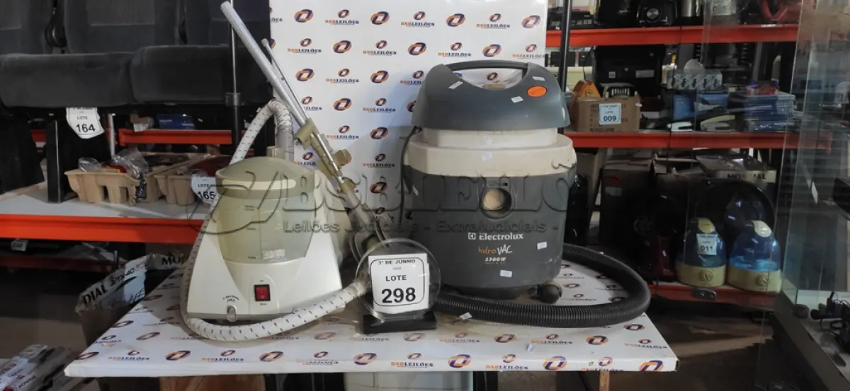 LOTE 298 - 01 PASSADOR DE ROUPA PROFISSIONAL MARCA SINGER E 01 ASPIRADOR DE PÓ MARCA ELECTROLUX. (NO ESTADO) ATENÇÃO! FAZER A VISITAÇÃO ANTES DE ARREMATAR, NÃO SABEMOS SE FUNCIONA, LEILÃO NÃO TEM GARANTIA E NEM DEVOLUÇÃO, SUJEITO A POSSÍVEIS AVARIAS VISÍVEIS/OCULTAS E/OU AUSÊNCIA DE COMPONENTES.