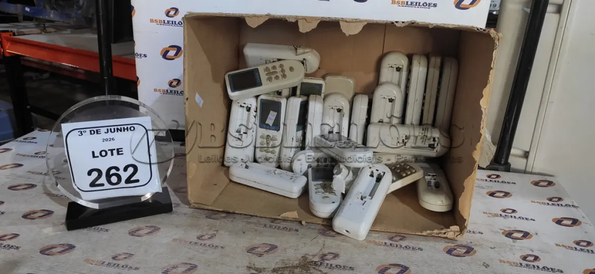 LOTE 262 - 01 LOTE COM GRANDE QUANTIDADE DE CONTROLES DE AR-CONDICIONADO, CALCULADORAS, TELEFONES FIXOS, APARELHOS AURICULARES E ELETRÔNICOS DIVERSOS. (NO ESTADO) ATENÇÃO! FAZER A VISITAÇÃO ANTES DE ARREMATAR, NÃO SABEMOS SE FUNCIONA, LEILÃO NÃO TEM GARANTIA E NEM DEVOLUÇÃO, SUJEITO A POSSÍVEIS AVARIAS VISÍVEIS/OCULTAS E/OU AUSÊNCIA DE COMPONENTES.