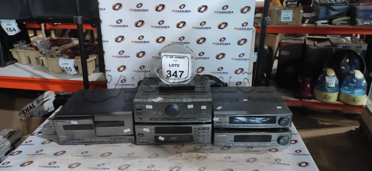 LOTE 347 - 05 APARELHOS DE SOM DIVERSOS MARCA PIONEER. (NO ESTADO) ATENÇÃO! FAZER A VISITAÇÃO ANTES DE ARREMATAR, NÃO SABEMOS SE FUNCIONA, LEILÃO NÃO TEM GARANTIA E NEM DEVOLUÇÃO, SUJEITO A POSSÍVEIS AVARIAS VISÍVEIS/OCULTAS E/OU AUSÊNCIA DE COMPONENTES.