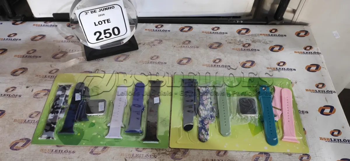 LOTE 250 - 02 RELÓGIOS INTELIGENTES COM 05 PULSEIRAS. (NO ESTADO) ATENÇÃO! FAZER A VISITAÇÃO ANTES DE ARREMATAR, NÃO SABEMOS SE FUNCIONA, LEILÃO NÃO TEM GARANTIA E NEM DEVOLUÇÃO, SUJEITO A POSSÍVEIS AVARIAS VISÍVEIS/OCULTAS E/OU AUSÊNCIA DE COMPONENTES.