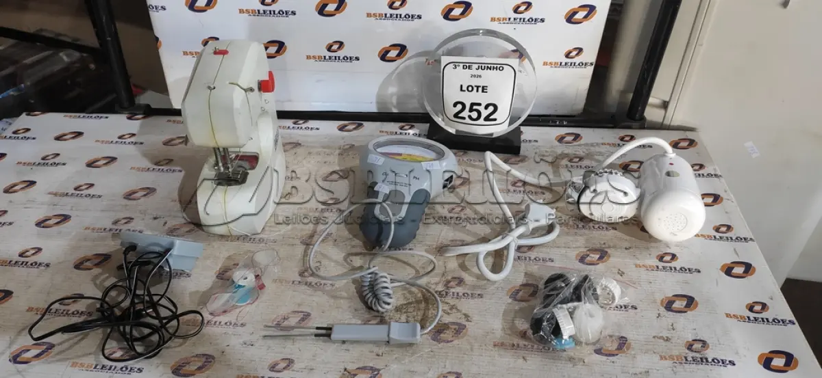 LOTE 252 - 01 TORNEIRA ELÉTRICA DIGITAL 127V, 01 MEDIOR DE PH E CLORO E 01 MINI MÁQUINA DE ESCREVER. (NO ESTADO) ATENÇÃO! FAZER A VISITAÇÃO ANTES DE ARREMATAR, NÃO SABEMOS SE FUNCIONA, LEILÃO NÃO TEM GARANTIA E NEM DEVOLUÇÃO, SUJEITO A POSSÍVEIS AVARIAS VISÍVEIS/OCULTAS E/OU AUSÊNCIA DE COMPONENTES.