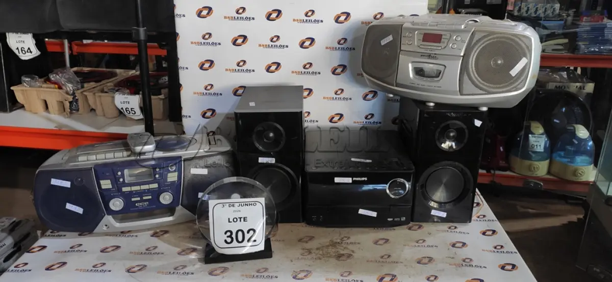 LOTE 302 - 01 MICRO SYSTEM 220V MARCA PHILIPS E 02 APARELHOS DE SOM PORTÁTIL. (NO ESTADO) ATENÇÃO! FAZER A VISITAÇÃO ANTES DE ARREMATAR, NÃO SABEMOS SE FUNCIONA, LEILÃO NÃO TEM GARANTIA E NEM DEVOLUÇÃO, SUJEITO A POSSÍVEIS AVARIAS VISÍVEIS/OCULTAS E/OU AUSÊNCIA DE COMPONENTES.