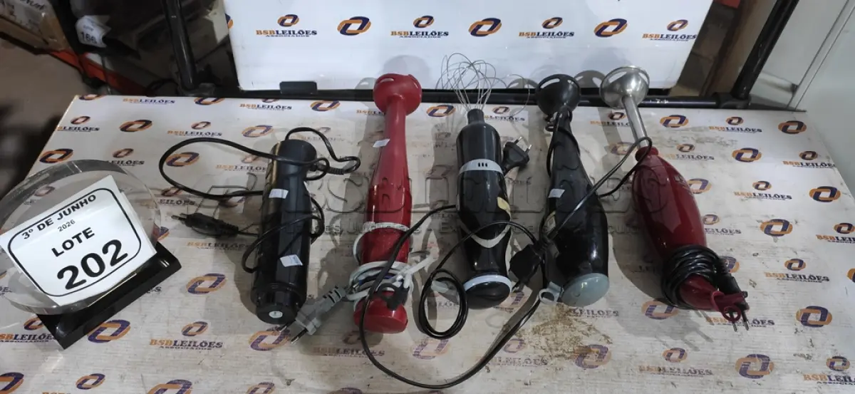 LOTE 202 - 04 MIXERS DE MARCAS E MODELOS DIVERSOS. (NO ESTADO) ATENÇÃO! FAZER A VISITAÇÃO ANTES DE ARREMATAR, NÃO SABEMOS SE FUNCIONA, LEILÃO NÃO TEM GARANTIA E NEM DEVOLUÇÃO, SUJEITO A POSSÍVEIS AVARIAS VISÍVEIS/OCULTAS E/OU AUSÊNCIA DE COMPONENTES.