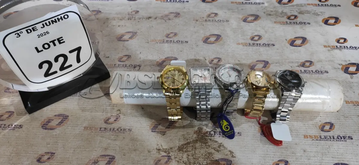 LOTE 227 - 05 RELÓGIOS DE PULSO. (NO ESTADO) ATENÇÃO! FAZER A VISITAÇÃO ANTES DE ARREMATAR, NÃO SABEMOS SE FUNCIONA, LEILÃO NÃO TEM GARANTIA E NEM DEVOLUÇÃO, SUJEITO A POSSÍVEIS AVARIAS VISÍVEIS/OCULTAS E/OU AUSÊNCIA DE COMPONENTES.