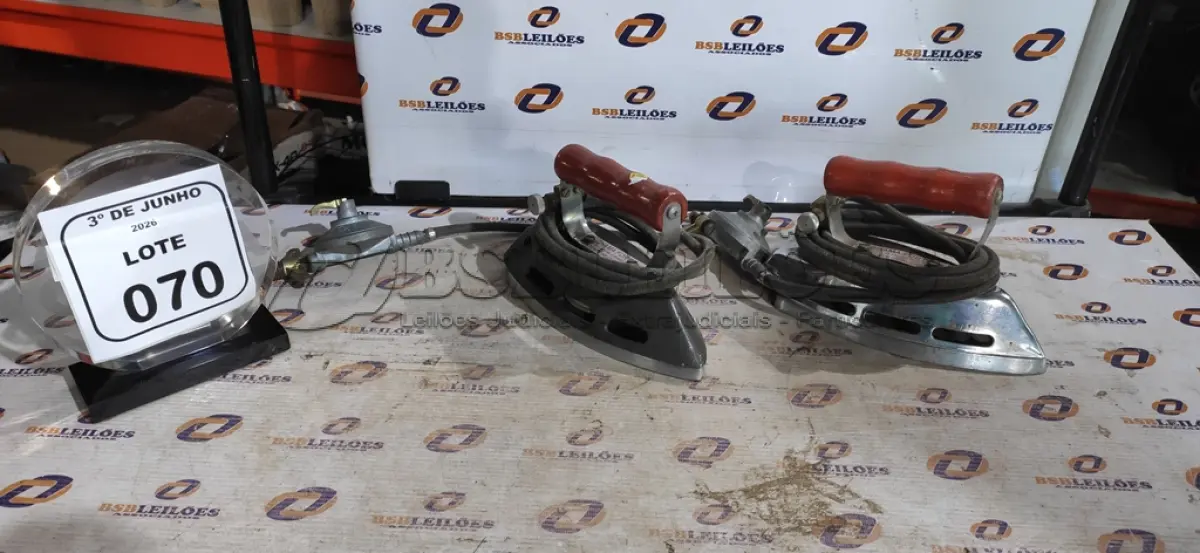 LOTE 070 - 02 FERROS DE PASSAR A GÁS MARCA CHAMA FORTE. (NO ESTADO) ATENÇÃO! FAZER A VISITAÇÃO ANTES DE ARREMATAR, NÃO SABEMOS SE FUNCIONA, LEILÃO NÃO TEM GARANTIA E NEM DEVOLUÇÃO, SUJEITO A POSSÍVEIS AVARIAS VISÍVEIS/OCULTAS E/OU AUSÊNCIA DE COMPONENTES.