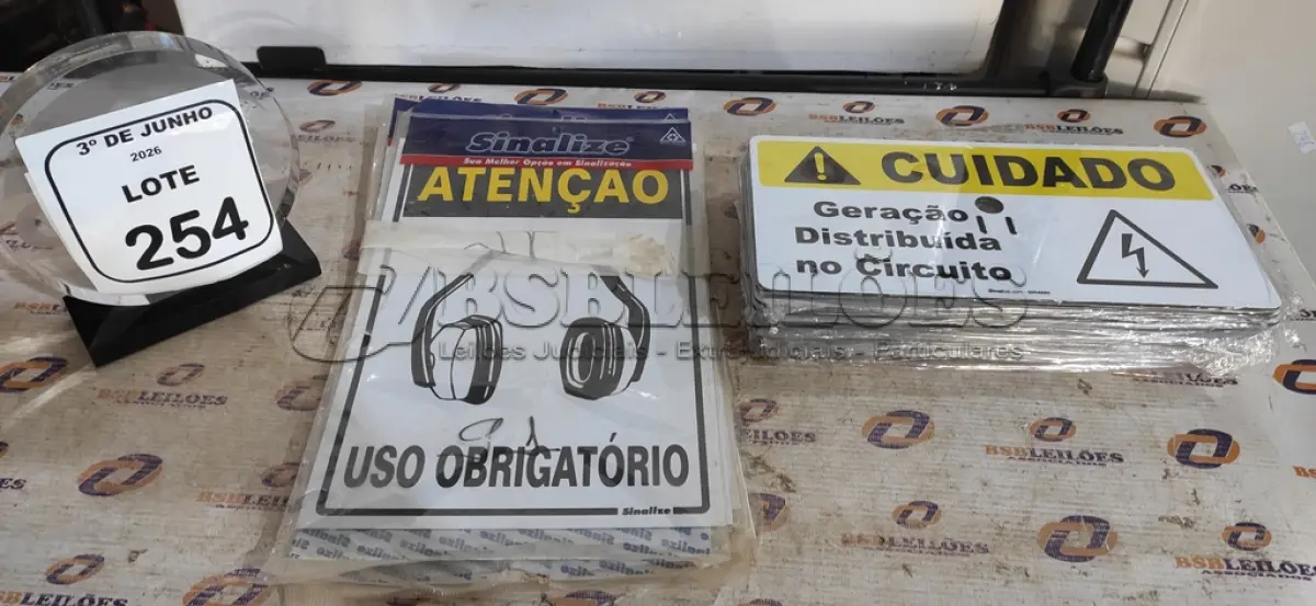 LOTE 254 - 01 LOTE COM PLACAS SINALIZADORAS. (NO ESTADO) ATENÇÃO! FAZER A VISITAÇÃO ANTES DE ARREMATAR, NÃO SABEMOS SE FUNCIONA, LEILÃO NÃO TEM GARANTIA E NEM DEVOLUÇÃO, SUJEITO A POSSÍVEIS AVARIAS VISÍVEIS/OCULTAS E/OU AUSÊNCIA DE COMPONENTES.