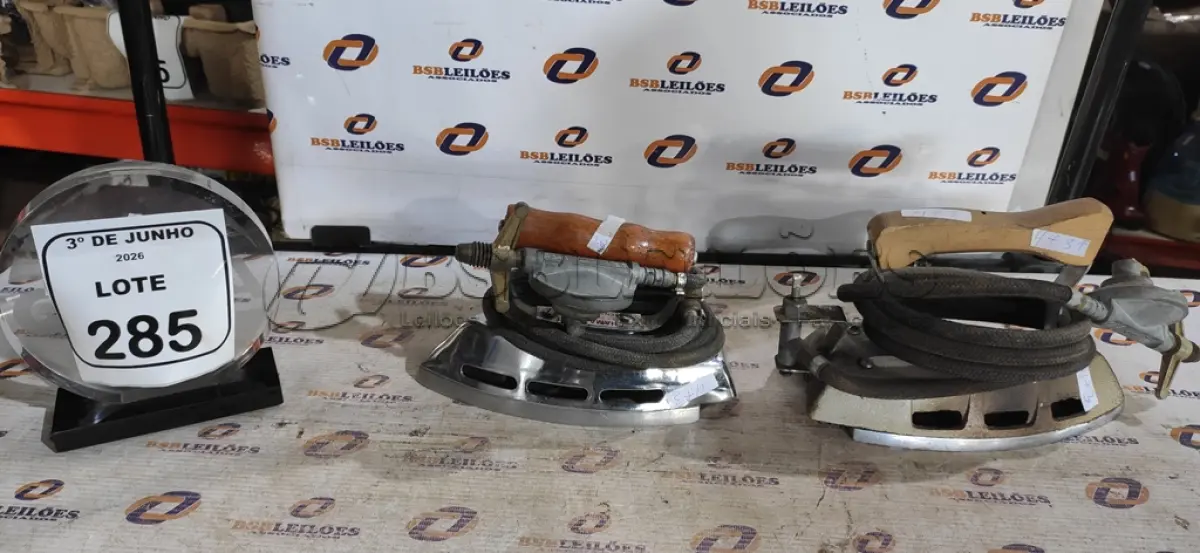 LOTE 285 - 02 FERROS DE PASSAR A GÁS MARCA CHAMA FORTE. (NO ESTADO) ATENÇÃO! FAZER A VISITAÇÃO ANTES DE ARREMATAR, NÃO SABEMOS SE FUNCIONA, LEILÃO NÃO TEM GARANTIA E NEM DEVOLUÇÃO, SUJEITO A POSSÍVEIS AVARIAS VISÍVEIS/OCULTAS E/OU AUSÊNCIA DE COMPONENTES.