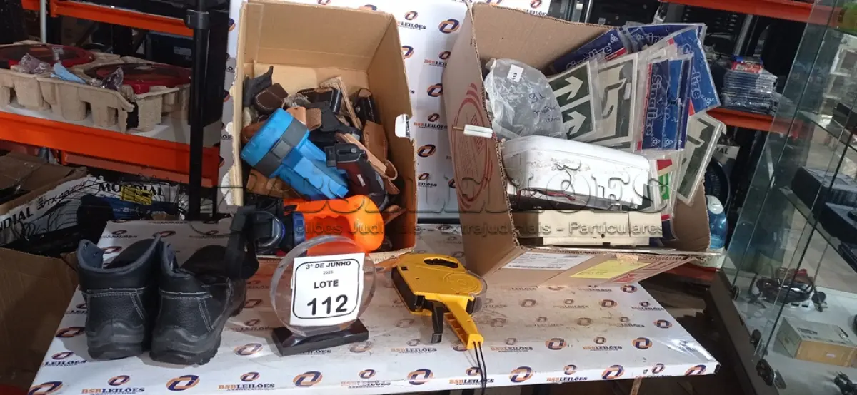 LOTE 112 - 01 PAR DE BOTAS E.P.I. TAM. 38, 01 ETIQUETADORA, 03 LANTERNAS DE MODELOS DIVERSOS, 01 CENTRAL DE ALARME, 01 CENTRAL PABX MARCA INTELBRAS E GRANDES QUANTIDADES DE BAINHAS PARA CANIVETES, PLACAS DE SINALIZAÇÃO E ALFINETES. (NO ESTADO) ATENÇÃO! FAZER A VISITAÇÃO ANTES DE ARREMATAR, NÃO SABEMOS SE FUNCIONA, LEILÃO NÃO TEM GARANTIA E NEM DEVOLUÇÃO, SUJEITO A POSSÍVEIS AVARIAS VISÍVEIS/OCULTAS E/OU AUSÊNCIA DE COMPONENTES.