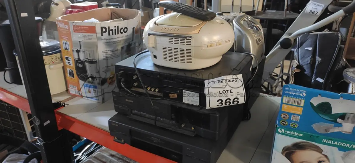 LOTE 366 - 03 APARELHOS DE SOM PORTÁTIL E 05 APARELHOS DE VÍDEO CASSETE. (NO ESTADO) ATENÇÃO! FAZER A VISITAÇÃO ANTES DE ARREMATAR, NÃO SABEMOS SE FUNCIONA, LEILÃO NÃO TEM GARANTIA E NEM DEVOLUÇÃO, SUJEITO A POSSÍVEIS AVARIAS VISÍVEIS/OCULTAS E/OU AUSÊNCIA DE COMPONENTES.