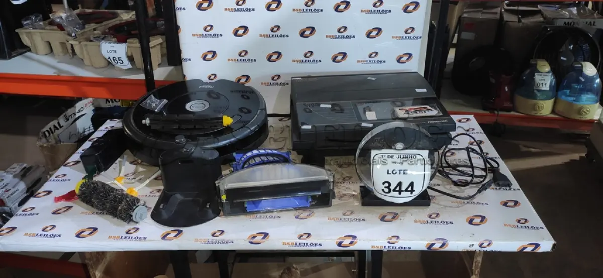LOTE 344 - 01 ASPIRADOR DE ROBÔ E 01 TOCA DISCO. (NO ESTADO) ATENÇÃO! FAZER A VISITAÇÃO ANTES DE ARREMATAR, NÃO SABEMOS SE FUNCIONA, LEILÃO NÃO TEM GARANTIA E NEM DEVOLUÇÃO, SUJEITO A POSSÍVEIS AVARIAS VISÍVEIS/OCULTAS E/OU AUSÊNCIA DE COMPONENTES.