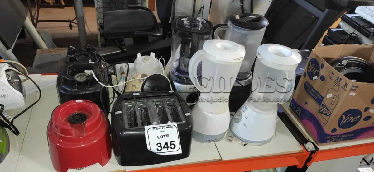 LOTE 345 - 01 TORRADEIRA, 04 LIQUIDIFICADORES E 07 MOTORES DE LIQUIDIFICADORES DE MARCAS E MODELOS DIVERSOS. (NO ESTADO) ATENÇÃO! FAZER A VISITAÇÃO ANTES DE ARREMATAR, NÃO SABEMOS SE FUNCIONA, LEILÃO NÃO TEM GARANTIA E NEM DEVOLUÇÃO, SUJEITO A POSSÍVEIS AVARIAS VISÍVEIS/OCULTAS E/OU AUSÊNCIA DE COMPONENTES.