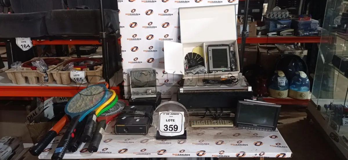 LOTE 359 - 06 RAQUETES ELÉTRICAS, 01 APARELHO DE DVD, 02 MINIS TV LCD, 01 DOCKSTATION PARA IPOD, 01 MINI AMPLIFICADOR MARCA TECNOVIDEO, 01 RÁDIO RELÓGIO E 01 SEPARADOR DE TELAS MARCA HAIRUI. (NO ESTADO) ATENÇÃO! FAZER A VISITAÇÃO ANTES DE ARREMATAR, NÃO SABEMOS SE FUNCIONA, LEILÃO NÃO TEM GARANTIA E NEM DEVOLUÇÃO, SUJEITO A POSSÍVEIS AVARIAS VISÍVEIS/OCULTAS E/OU AUSÊNCIA DE COMPONENTES.
