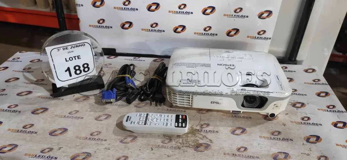 LOTE 188 - 01 PROJETOR COM CABOS E BOLSA MARCA EPSON. (NO ESTADO) ATENÇÃO! FAZER A VISITAÇÃO ANTES DE ARREMATAR, NÃO SABEMOS SE FUNCIONA, LEILÃO NÃO TEM GARANTIA E NEM DEVOLUÇÃO, SUJEITO A POSSÍVEIS AVARIAS VISÍVEIS/OCULTAS E/OU AUSÊNCIA DE COMPONENTES.