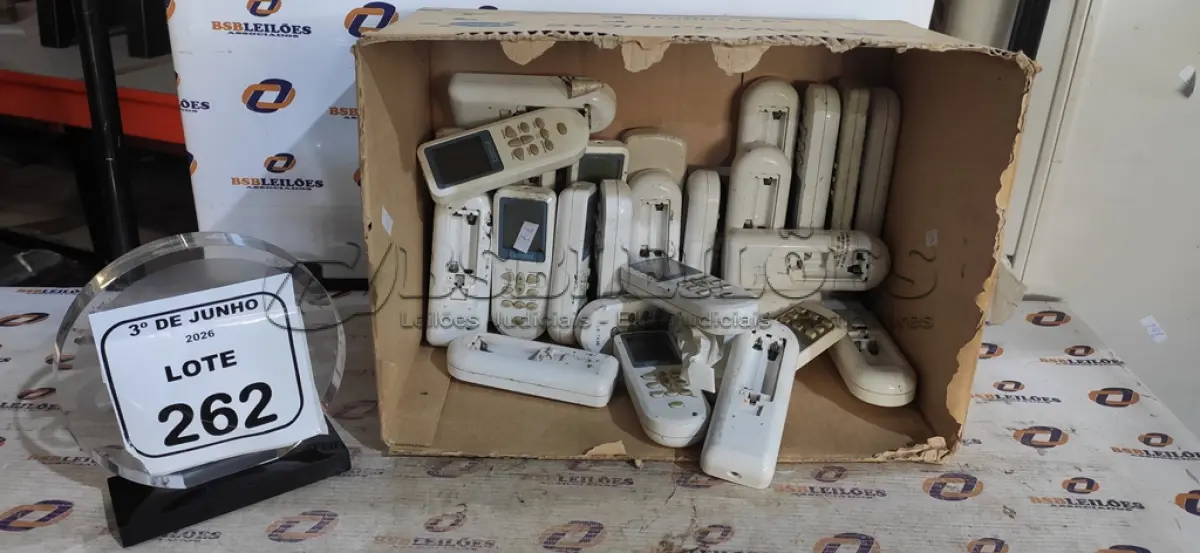 LOTE 262 - 01 LOTE COM GRANDE QUANTIDADE DE CONTROLES DE AR-CONDICIONADO, CALCULADORAS, TELEFONES FIXOS, APARELHOS AURICULARES E ELETRÔNICOS DIVERSOS. (NO ESTADO) ATENÇÃO! FAZER A VISITAÇÃO ANTES DE ARREMATAR, NÃO SABEMOS SE FUNCIONA, LEILÃO NÃO TEM GARANTIA E NEM DEVOLUÇÃO, SUJEITO A POSSÍVEIS AVARIAS VISÍVEIS/OCULTAS E/OU AUSÊNCIA DE COMPONENTES.