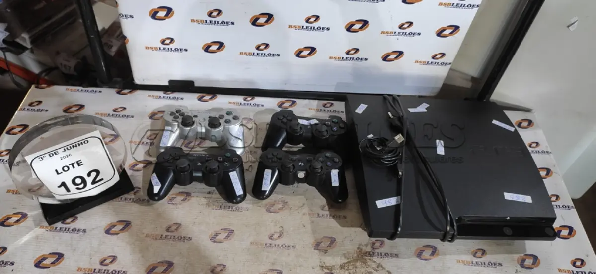 LOTE 192 - 01 PLAY STATION 3 E 03 CONTROLES. (NO ESTADO) ATENÇÃO! FAZER A VISITAÇÃO ANTES DE ARREMATAR, NÃO SABEMOS SE FUNCIONA, LEILÃO NÃO TEM GARANTIA E NEM DEVOLUÇÃO, SUJEITO A POSSÍVEIS AVARIAS VISÍVEIS/OCULTAS E/OU AUSÊNCIA DE COMPONENTES.