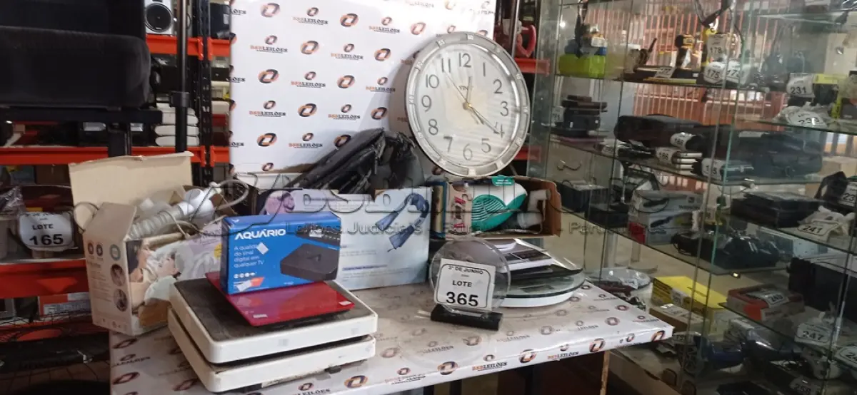 LOTE 365 - 01 MASSAGEADOR, 02 NEBULIZADORES, 01 CONVERSOR DIGITAL, 01 RELÓGIO DE PAREDE E 06 BALANÇAS DE MARCAS E MODELOS DIVERSOS. (NO ESTADO) ATENÇÃO! FAZER A VISITAÇÃO ANTES DE ARREMATAR, NÃO SABEMOS SE FUNCIONA, LEILÃO NÃO TEM GARANTIA E NEM DEVOLUÇÃO, SUJEITO A POSSÍVEIS AVARIAS VISÍVEIS/OCULTAS E/OU AUSÊNCIA DE COMPONENTES.
