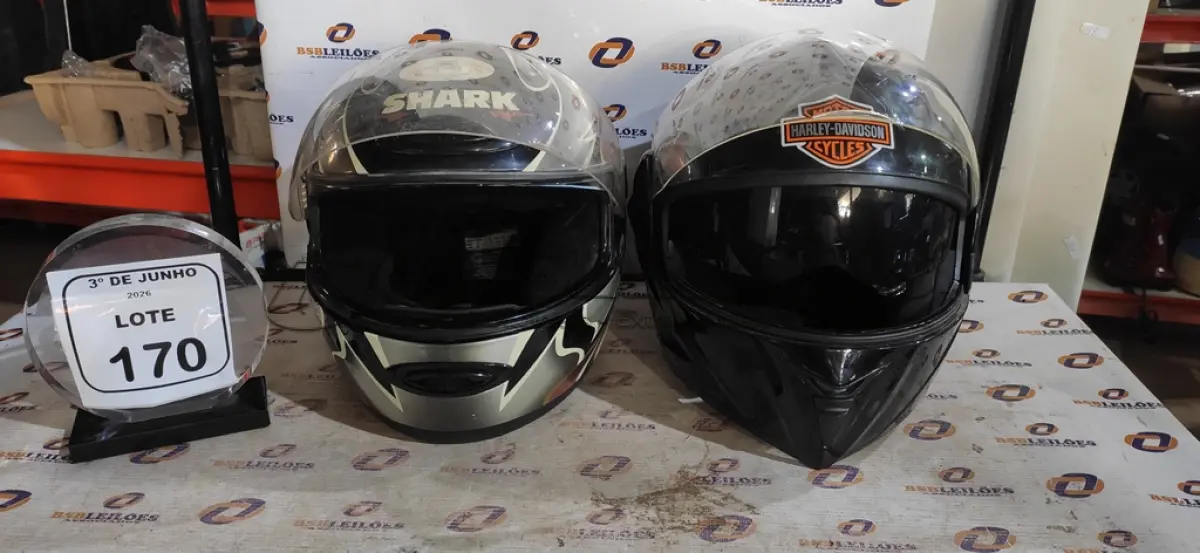 LOTE 170 - 02 CAPACETES DE MOTOCICLISTA. (NO ESTADO) ATENÇÃO! FAZER A VISITAÇÃO ANTES DE ARREMATAR, NÃO SABEMOS SE FUNCIONA, LEILÃO NÃO TEM GARANTIA E NEM DEVOLUÇÃO, SUJEITO A POSSÍVEIS AVARIAS VISÍVEIS/OCULTAS E/OU AUSÊNCIA DE COMPONENTES.