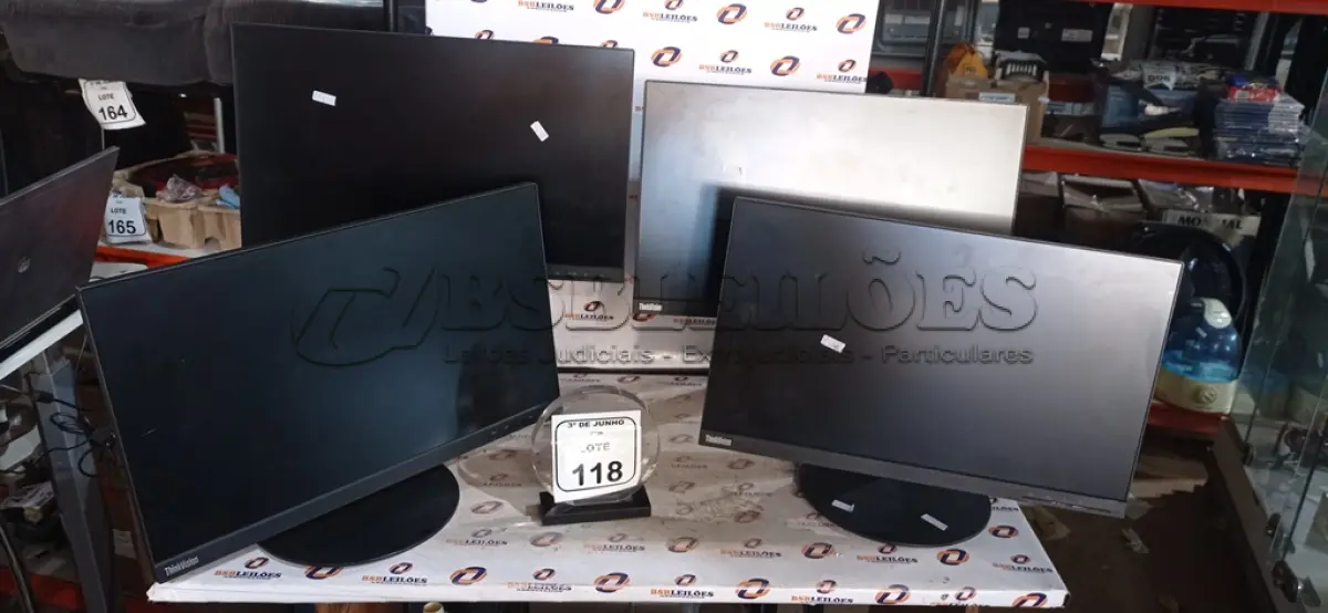 LOTE 118 - 04 MONITORES MODELOS THINLVISION MARCA LENOVO. (NO ESTADO) ATENÇÃO! FAZER A VISITAÇÃO ANTES DE ARREMATAR, NÃO SABEMOS SE FUNCIONA, LEILÃO NÃO TEM GARANTIA E NEM DEVOLUÇÃO, SUJEITO A POSSÍVEIS AVARIAS VISÍVEIS/OCULTAS E/OU AUSÊNCIA DE COMPONENTES.