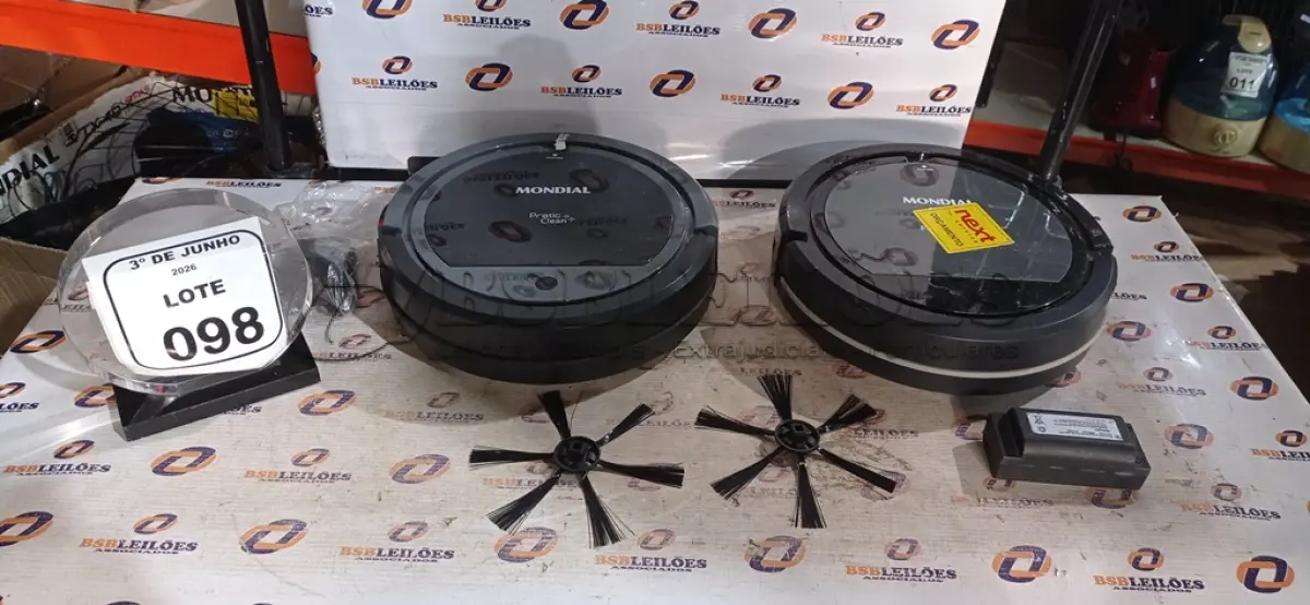 LOTE 098 - 02 ASPIRADORES DE PÓ ROBÔ. (NO ESTADO) ATENÇÃO! FAZER A VISITAÇÃO ANTES DE ARREMATAR, NÃO SABEMOS SE FUNCIONA, LEILÃO NÃO TEM GARANTIA E NEM DEVOLUÇÃO, SUJEITO A POSSÍVEIS AVARIAS VISÍVEIS/OCULTAS E/OU AUSÊNCIA DE COMPONENTES.
