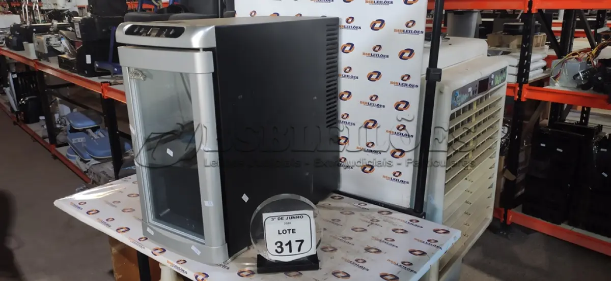 LOTE 317 - 01 ADEGA 220V MARCA DYNASTY. (NO ESTADO) ATENÇÃO! FAZER A VISITAÇÃO ANTES DE ARREMATAR, NÃO SABEMOS SE FUNCIONA, LEILÃO NÃO TEM GARANTIA E NEM DEVOLUÇÃO, SUJEITO A POSSÍVEIS AVARIAS VISÍVEIS/OCULTAS E/OU AUSÊNCIA DE COMPONENTES.