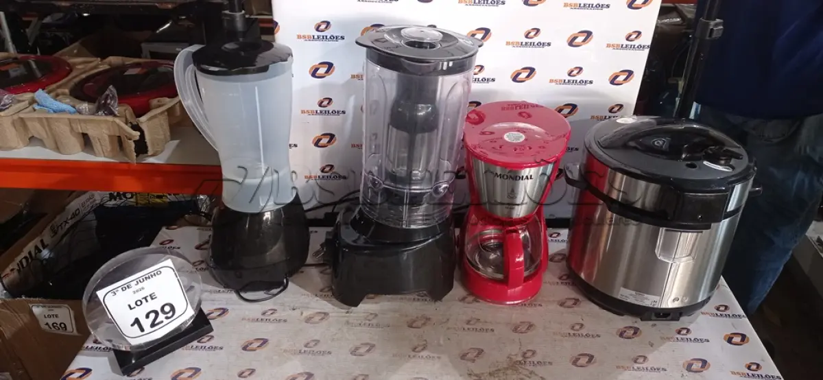 LOTE 129 - 01 PANELA ELÉTRICA 3L, 01 CAFETEIRA ELÉTRICA E 02 LIQUIDIFICADORES 220V MARCA MONDIAL. (NO ESTADO) ATENÇÃO! FAZER A VISITAÇÃO ANTES DE ARREMATAR, NÃO SABEMOS SE FUNCIONA, LEILÃO NÃO TEM GARANTIA E NEM DEVOLUÇÃO, SUJEITO A POSSÍVEIS AVARIAS VISÍVEIS/OCULTAS E/OU AUSÊNCIA DE COMPONENTES.