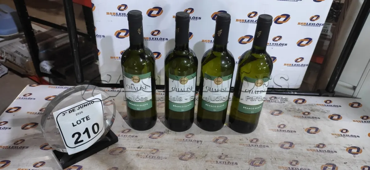 LOTE 210 - 04 GARRAFAS DE VINHO BRANCO SUAVE DE 750 ML MARCA CHALISE. (NO ESTADO) ATENÇÃO! FAZER A VISITAÇÃO ANTES DE ARREMATAR, NÃO SABEMOS SE FUNCIONA, LEILÃO NÃO TEM GARANTIA E NEM DEVOLUÇÃO, SUJEITO A POSSÍVEIS AVARIAS VISÍVEIS/OCULTAS E/OU AUSÊNCIA DE COMPONENTES.
