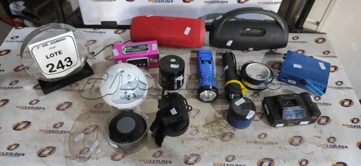 LOTE 243 - 01 LOTE COM VÁRIAS CAIXINHAS DE SOM E ELETRÔNICOS DIVERSOS. (NO ESTADO) ATENÇÃO! FAZER A VISITAÇÃO ANTES DE ARREMATAR, NÃO SABEMOS SE FUNCIONA, LEILÃO NÃO TEM GARANTIA E NEM DEVOLUÇÃO, SUJEITO A POSSÍVEIS AVARIAS VISÍVEIS/OCULTAS E/OU AUSÊNCIA DE COMPONENTES.