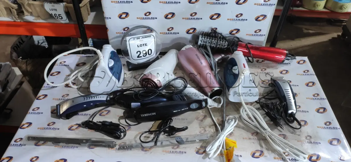 LOTE 290 - 02 FERROS DE PASSAR, 02 SECADORES DE CABELO, 01 ESCOVA DE CABELO E 02 FACAS ELÉTRICAS MARCA MONDIAL. (NO ESTADO) ATENÇÃO! FAZER A VISITAÇÃO ANTES DE ARREMATAR, NÃO SABEMOS SE FUNCIONA, LEILÃO NÃO TEM GARANTIA E NEM DEVOLUÇÃO, SUJEITO A POSSÍVEIS AVARIAS VISÍVEIS/OCULTAS E/OU AUSÊNCIA DE COMPONENTES.