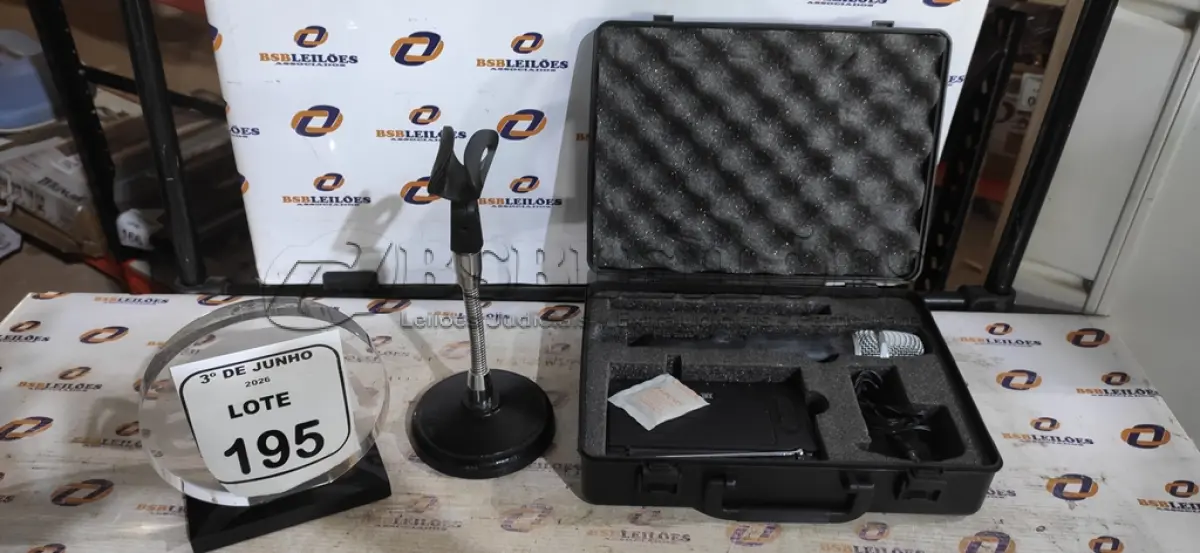 LOTE 195 - 01 KIT DE MICROFONE COM RECEPTOR, MICROFONE E SUPORTE MODELO M5115-UHF MARCA TSI. (NO ESTADO) ATENÇÃO! FAZER A VISITAÇÃO ANTES DE ARREMATAR, NÃO SABEMOS SE FUNCIONA, LEILÃO NÃO TEM GARANTIA E NEM DEVOLUÇÃO, SUJEITO A POSSÍVEIS AVARIAS VISÍVEIS/OCULTAS E/OU AUSÊNCIA DE COMPONENTES.